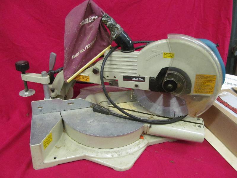 lot 21 image: Matika 10 compound saw