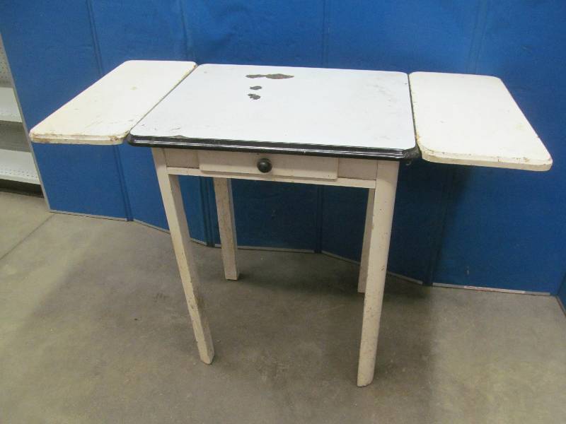 lot 34 image: vintage table
