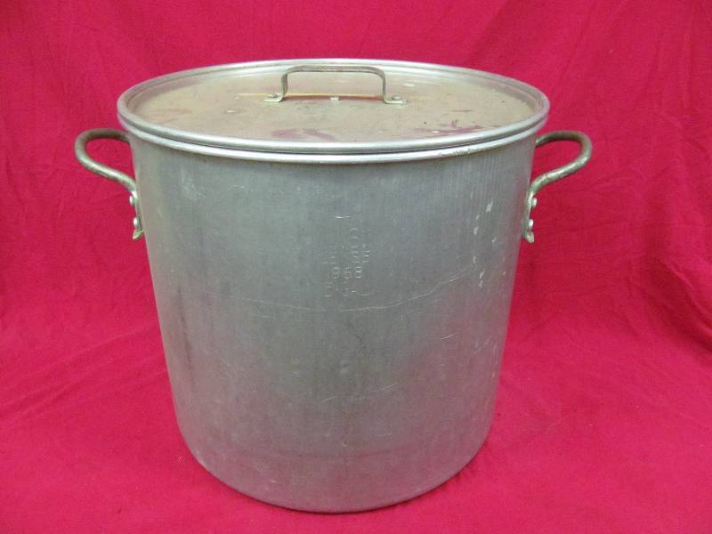 lot 40 image: stock pot