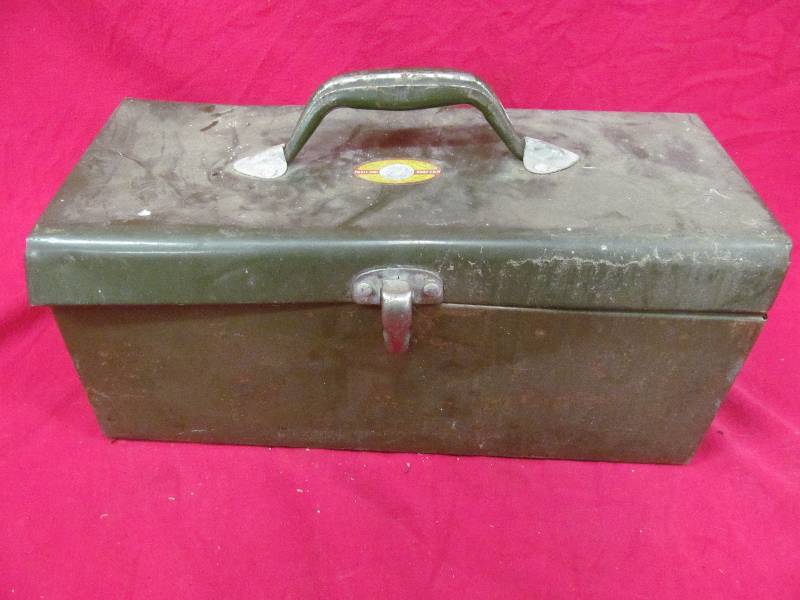 lot 43 image: vintage metal tool box