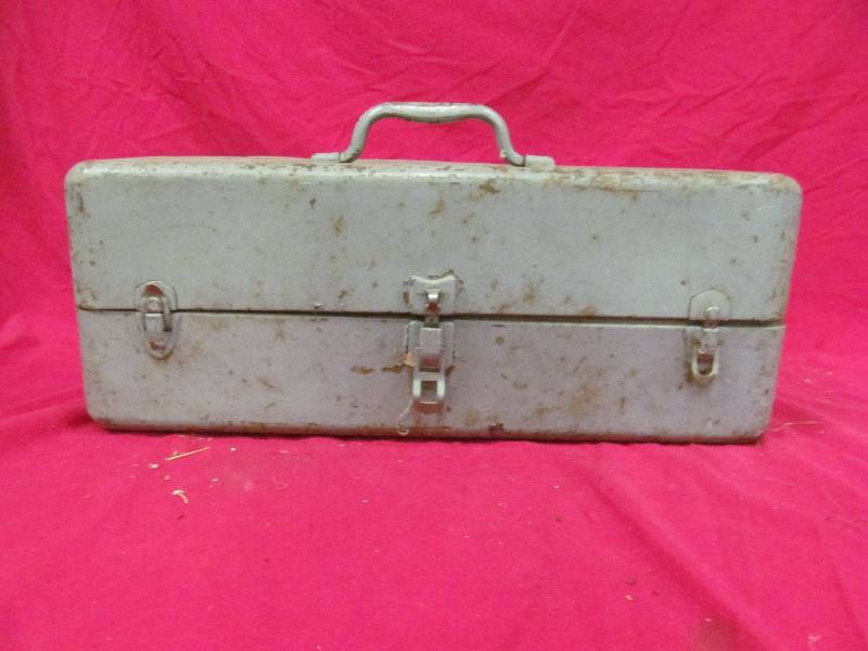 lot 51 image: vintage tackle box