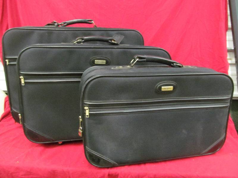 lot 53 image: Jaguar luggage set