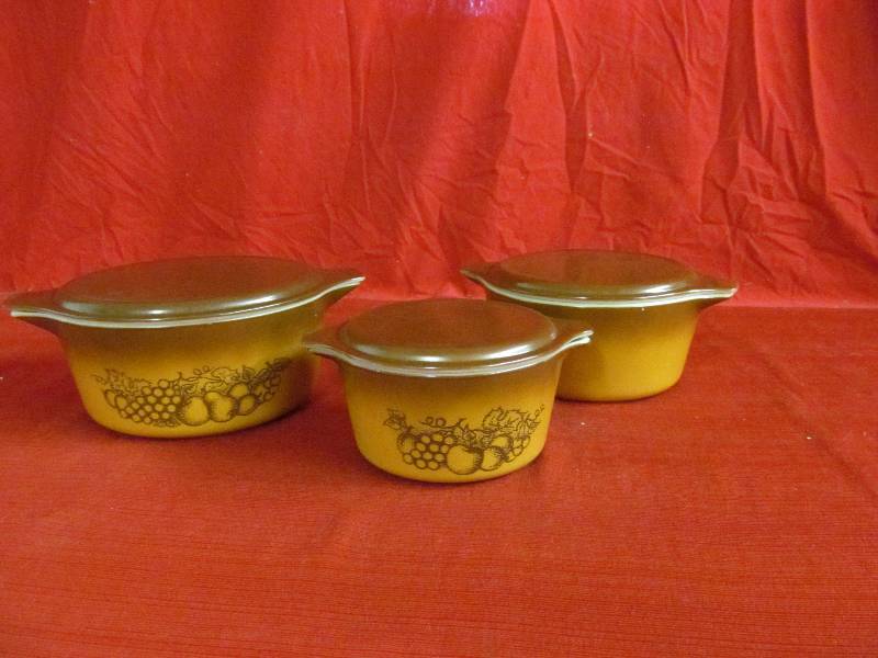 lot 114 image: Pyrex Dishes