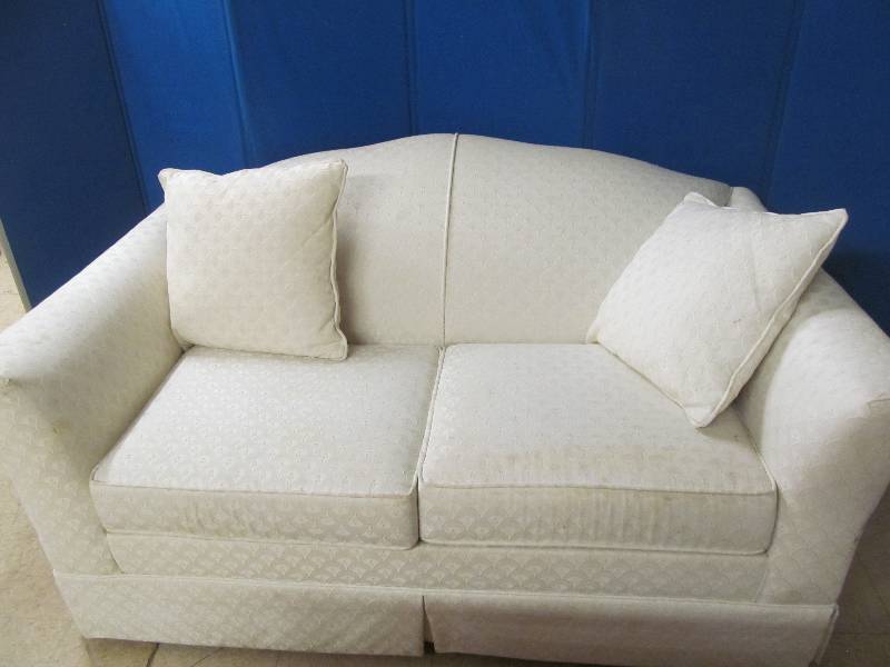 lot 139 image: Sofa