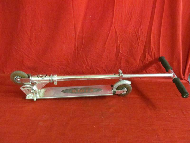 lot 173 image: Ninja Razor