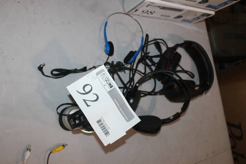 lot 92 image: Lot of (4) Headphones