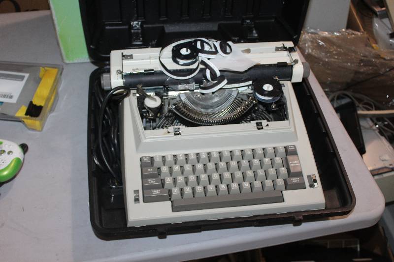 lot 145 image: Sears SR-2000 Ribbon Typewriter w Case