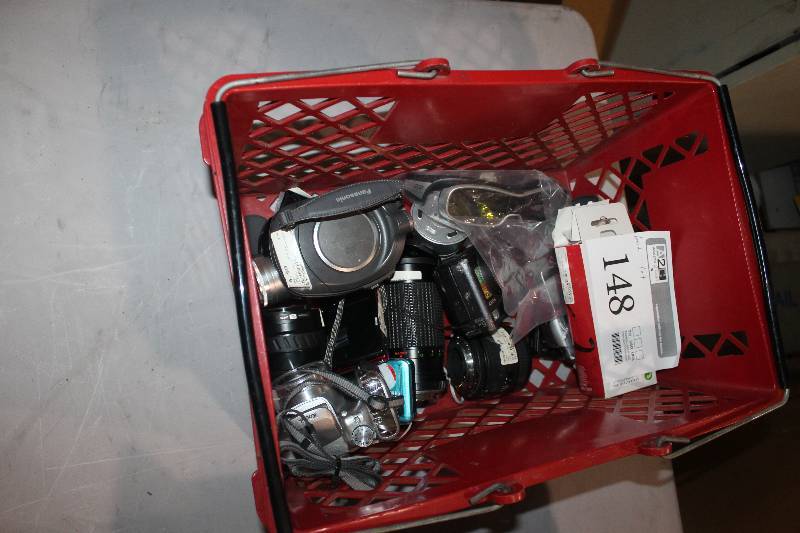 lot 148 image: Box Lot of Digital Cameras & Lens