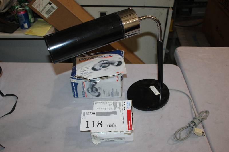 lot 118 image: Lot of (3) Desk Lighting