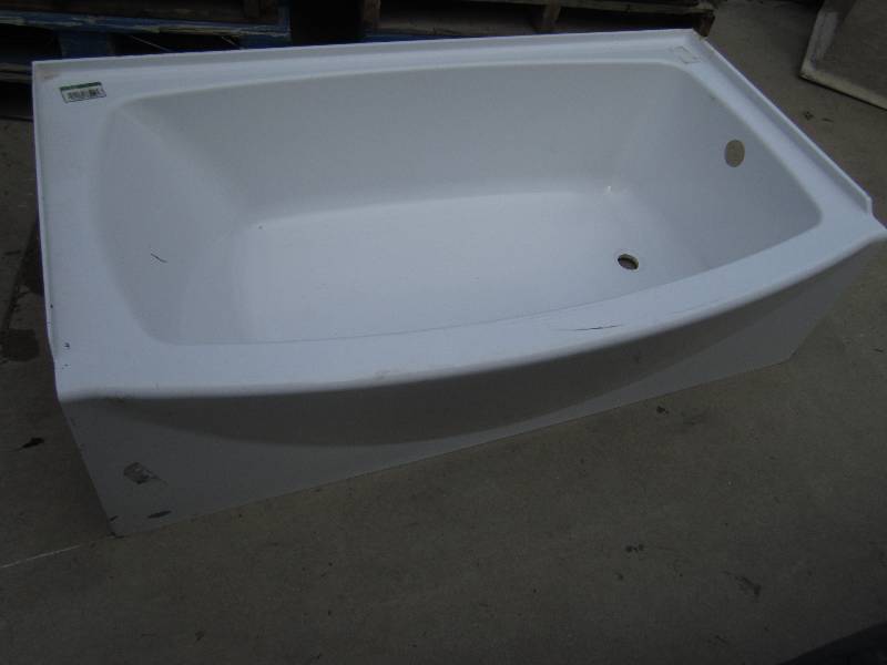 Right drain fiberglass tub, has a s...