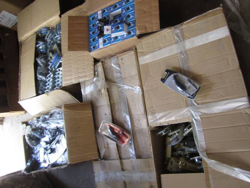 lot 9 image: Phone Chargers, Lot of 5 cases ...