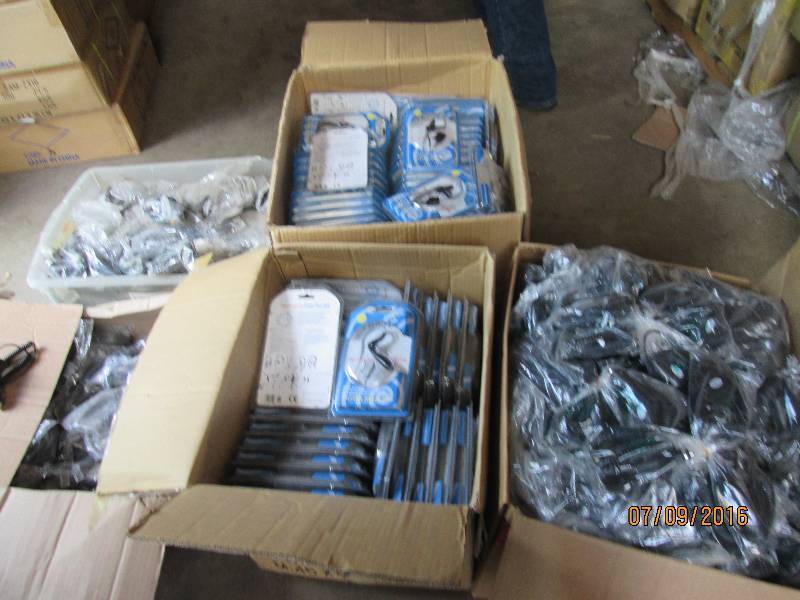 lot 18 image: Phone Chargers, Lot of 5 cases ...