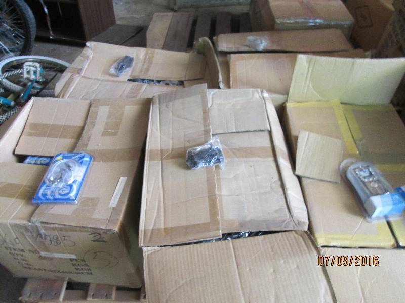 lot 19 image: Lot of 5 cases, assorted cases and ...