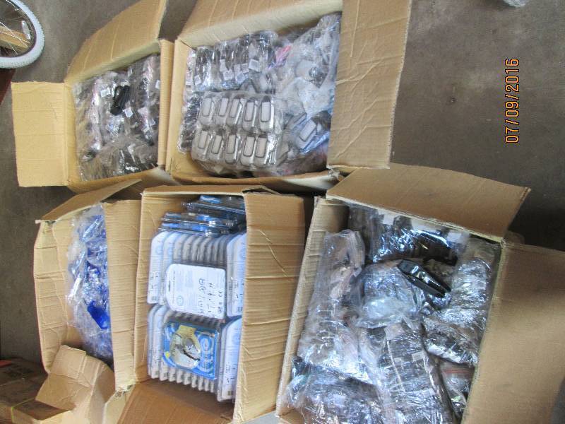 lot 20 image: Lot of 5 cases, assorted cases and ...