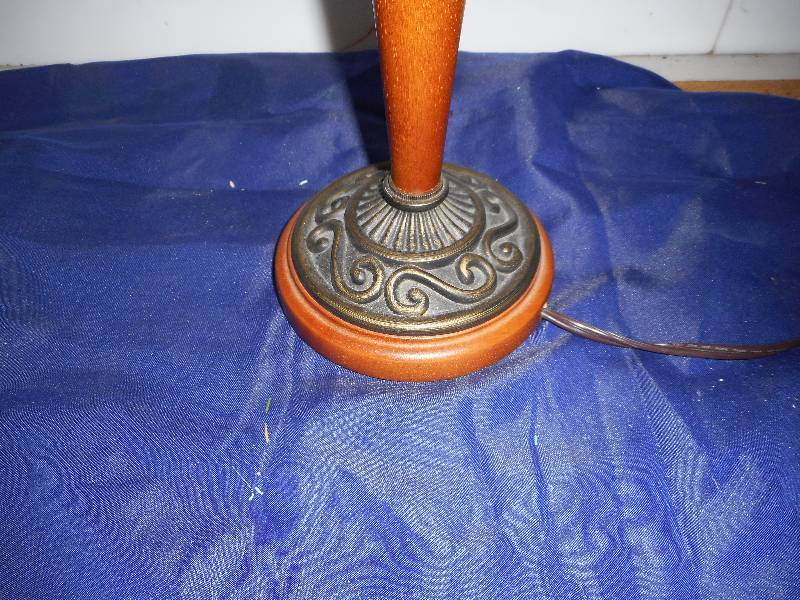 WOOD PEDISTAL TABLE LAMP