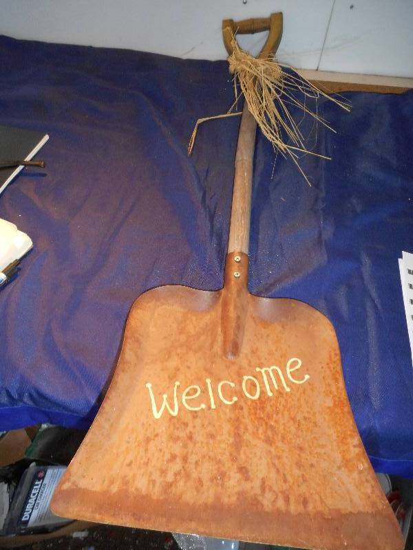 DECORATIVE WELCOME SHOVEL