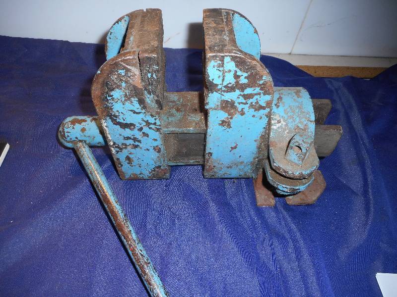 BENCH VISE