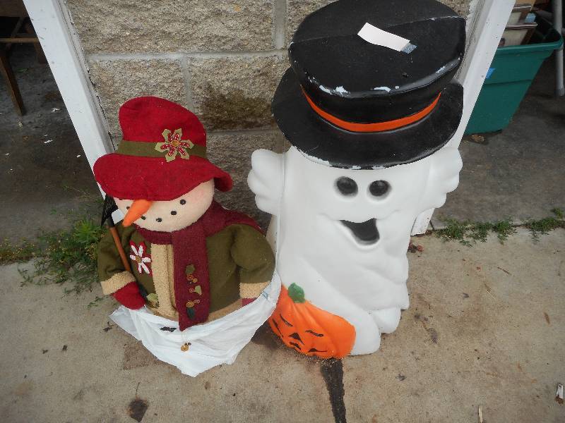 HOLLOWEEN AND CHRISTMAS DECOR