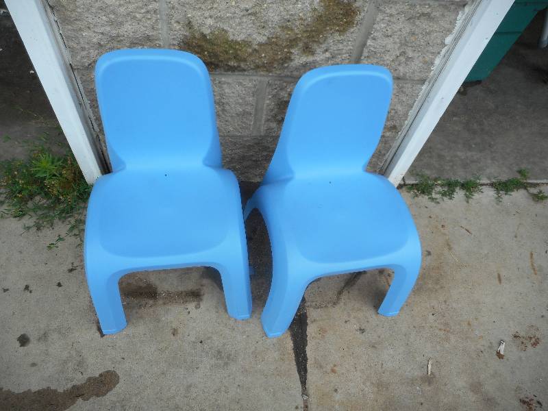 2 PLASTIC CHILDRENS CHAIRS