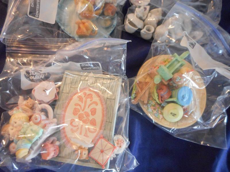 TINY FIGURENES SET