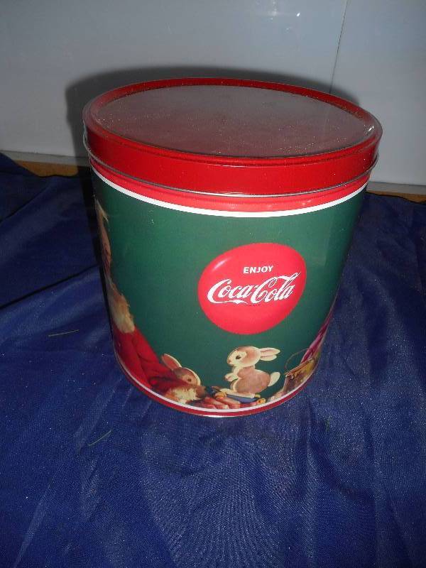 COLLECTIBLE COKE CHRISTMAS TIN