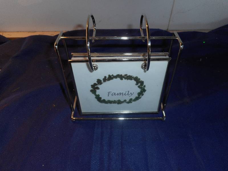 HANGING FAMILY PHOTO FRAME
