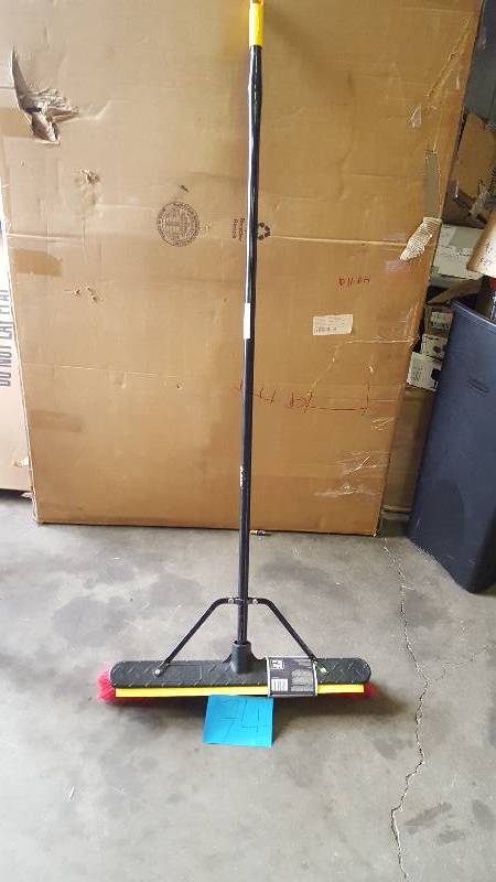 lot 74 image: Quickie 2 in 1 pushbroom damaged on handle