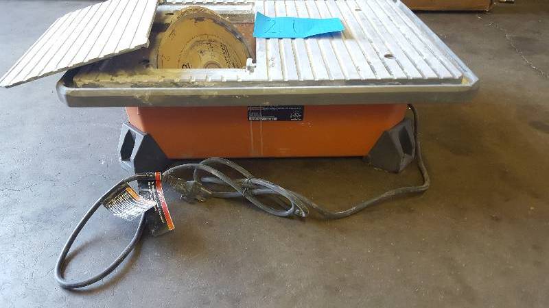 lot 21 image: RIDGID 7 in. Job Site Wet Tile Saw used tested works