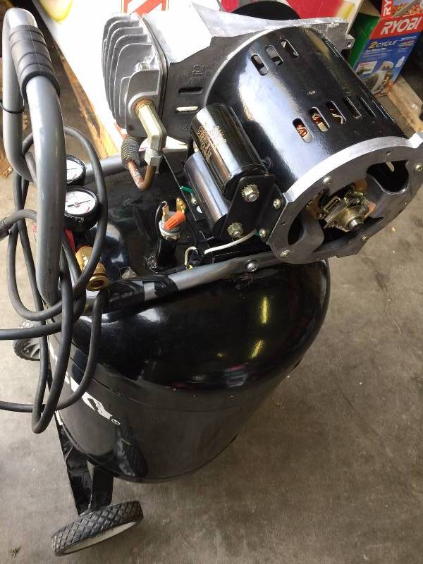 lot 78 image: Husky 20 gal. 1.5 hp 150 psi Portable Air Compressor, in working conditions