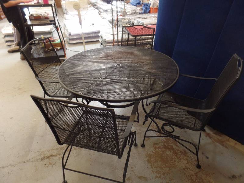 lot 127 image: Patio Set