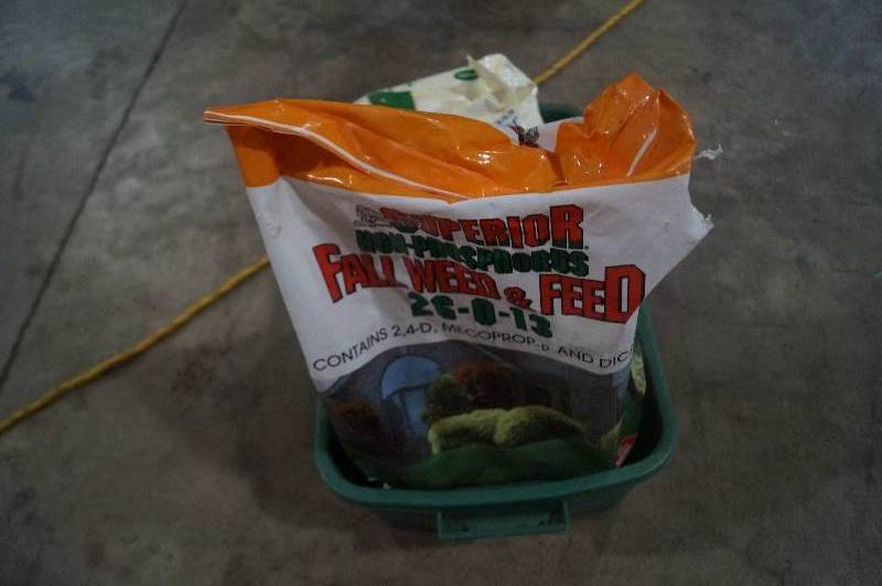 lot 40 image: Lawn fertilizer