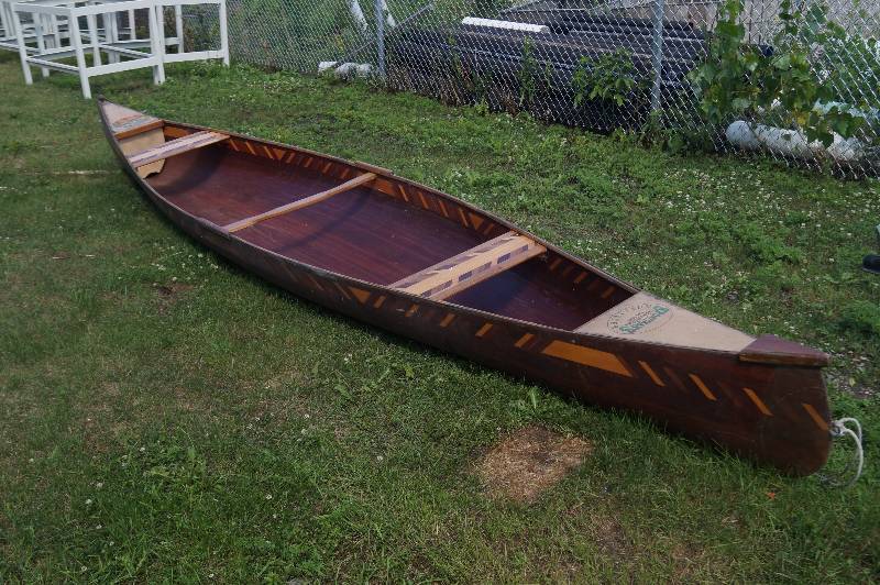 lot 63 image: 18 Foot Canoe