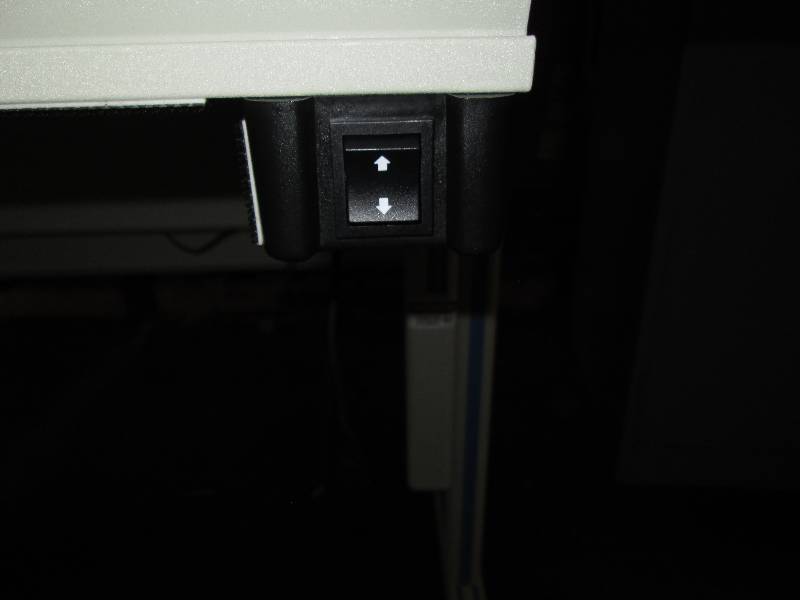 Work Bench - Sturdy - Motorized Ajustable Work Surface