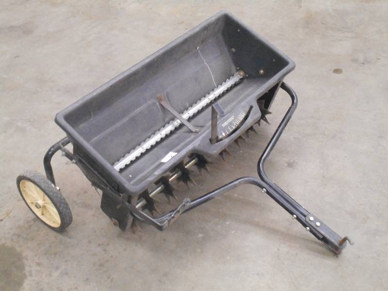 lot 8 image: Agri-Fab The Heavyweights Pin-Hitch Lawn Seeder