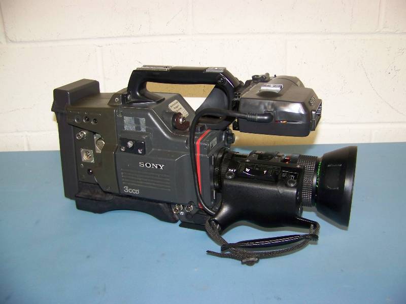 Sony, DXC-325, 3CCD, 23 Color Video Camera Head with Studio Back, Camera Adaptor and Hard Case with Keys