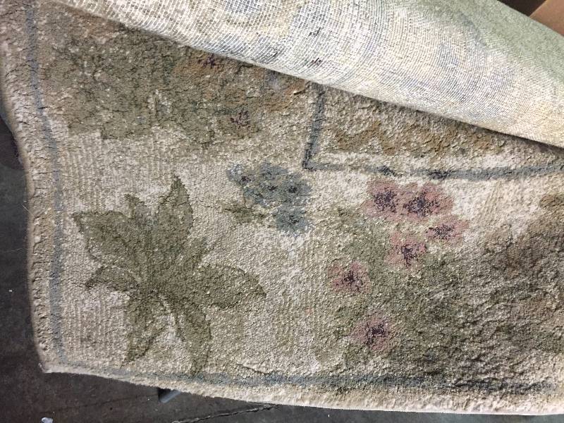 lot 8 image: RUG BEIGE 5 5 X  7 7, GE CASSETTE RADIO, RECORDER, SIRIUS XM SATELITE RADIO, SD TV TUNER