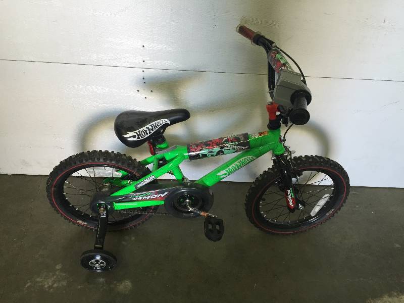 lot 21 image: HOT WHEELS BOYS BIKE