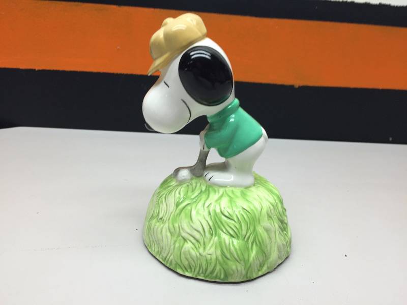 lot 27 image: 1966 GOLFING SNOOPY, 1983 PANORAMA BALL ORNAMENT
