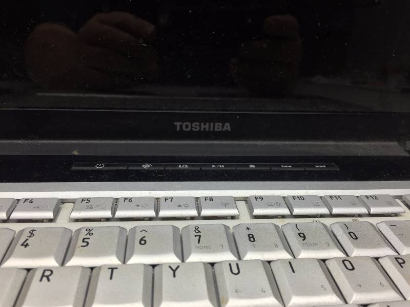 lot 30 image: LAPTOP COMPUTER TOSHIBA