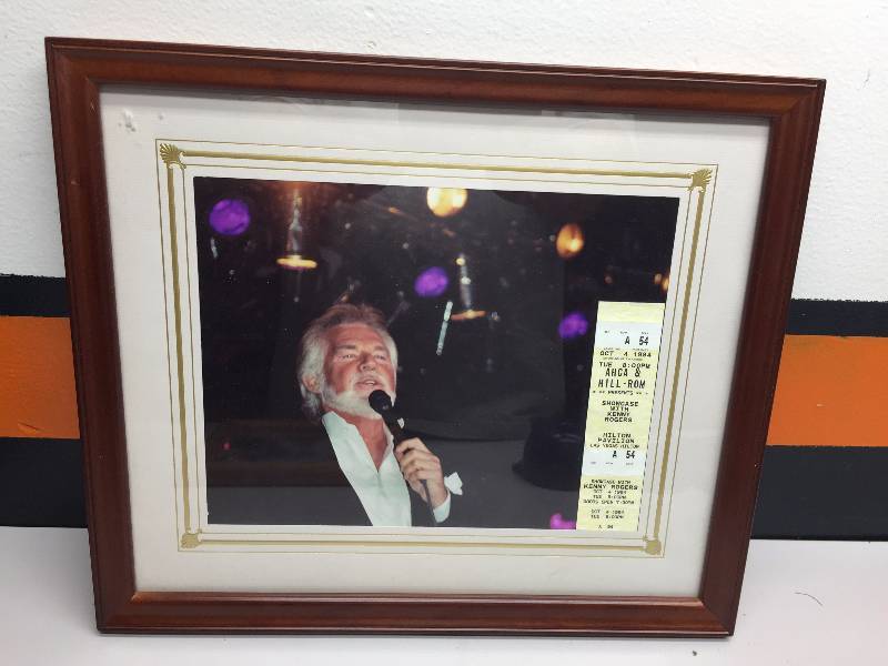lot 42 image: SPORTS PICS SIGNED,KENNY ROGERS PIC