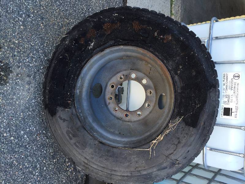 lot 61 image: SEMI WHEEL AND TIRE PILOT RIM