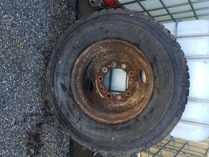 lot 62 image: SEMI WHEEL AND TIRE PILOT RIM