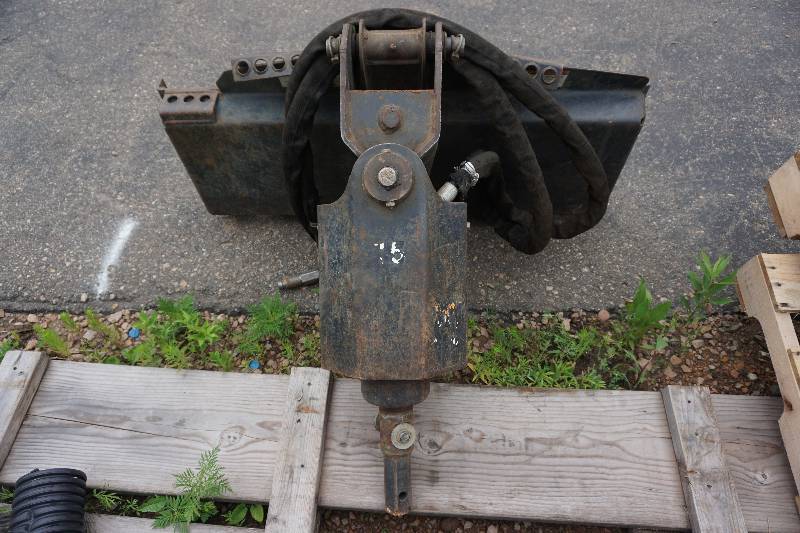 lot 27 image: Bobcat Brand Model 15 Universal Mount Skid Loader Skid Steer Hydraulic Auger Attachment