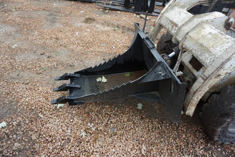 lot 26 image: Universal Mount Bobcat Skid Loader Skid Steer Stump Excavation Bucket
