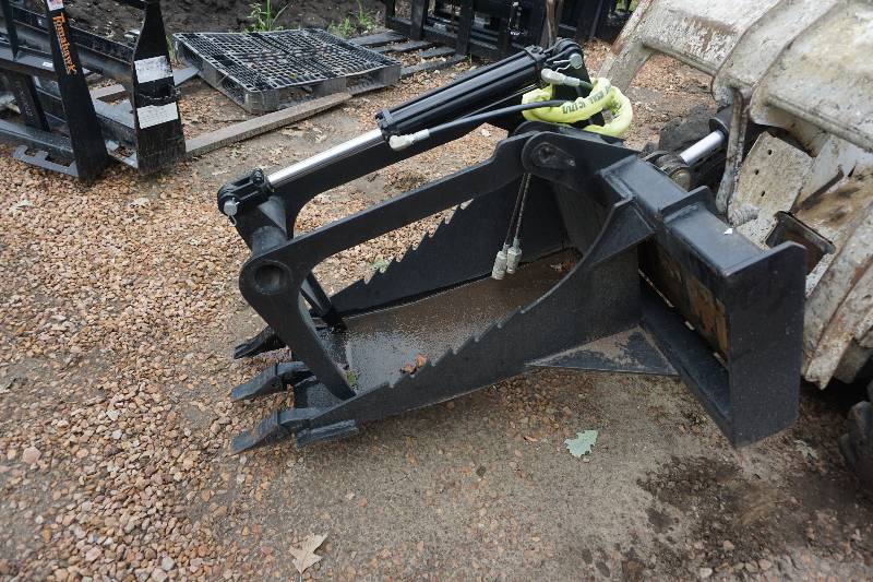 lot 25 image: Universal Mount Bobcat Skid Loader Skid Steer Stump Grapple Bucket