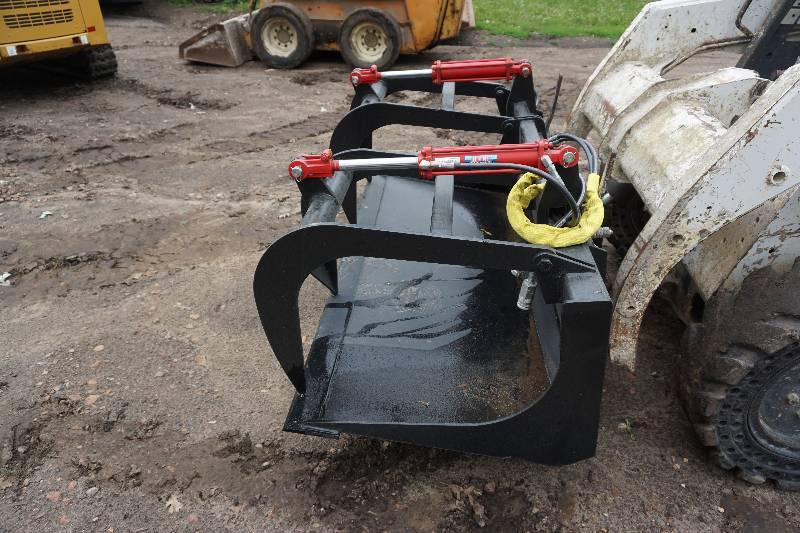 lot 22 image: Universal Mount Bobcat Skid Loader Skid Steer 66 Flat Bottom Double Grapple Bucket