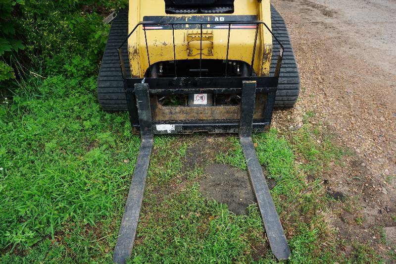 lot 29 image: Tomahawk Brand Universal Mount Bobcat Skid Loader Skid Steer Pallet Fork Attachment