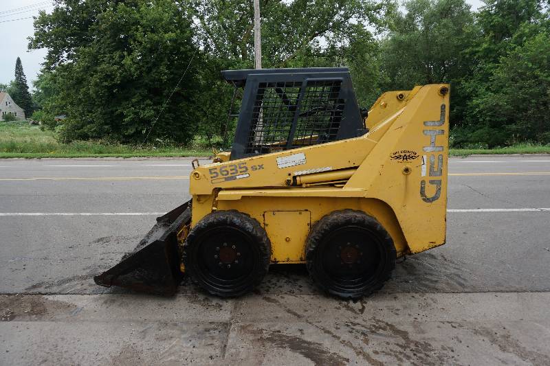 lot 7 image: 2000 Gehl Model 5635 SX Bobcat Skid Loader Skid Steer