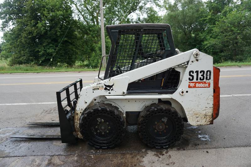 lot 9 image: 2007 Bobcat S130 Skid Loader Skid Steer
