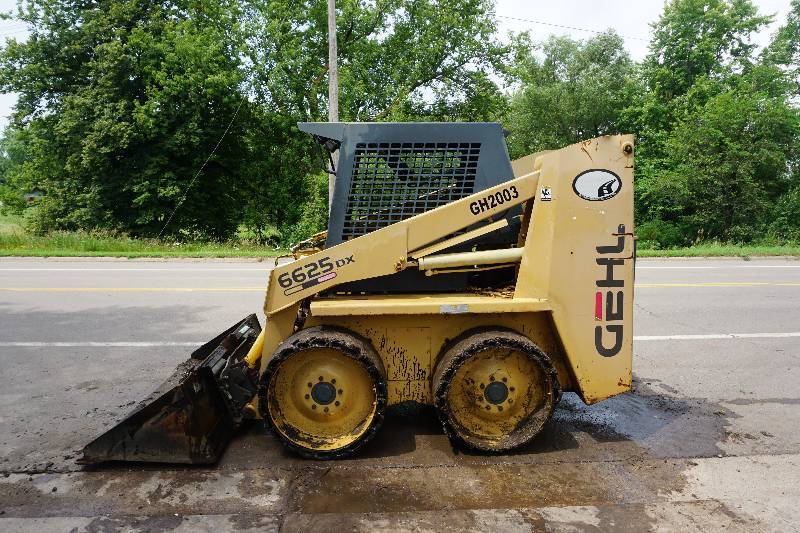 lot 11 image: 1999 Gehl 6625Dx Bobcat Skid Loader Skid Steer
